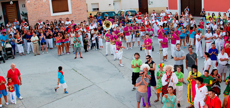 Un desfile de disfraces, encargado de cerrar las fiestas de Alcazarén
